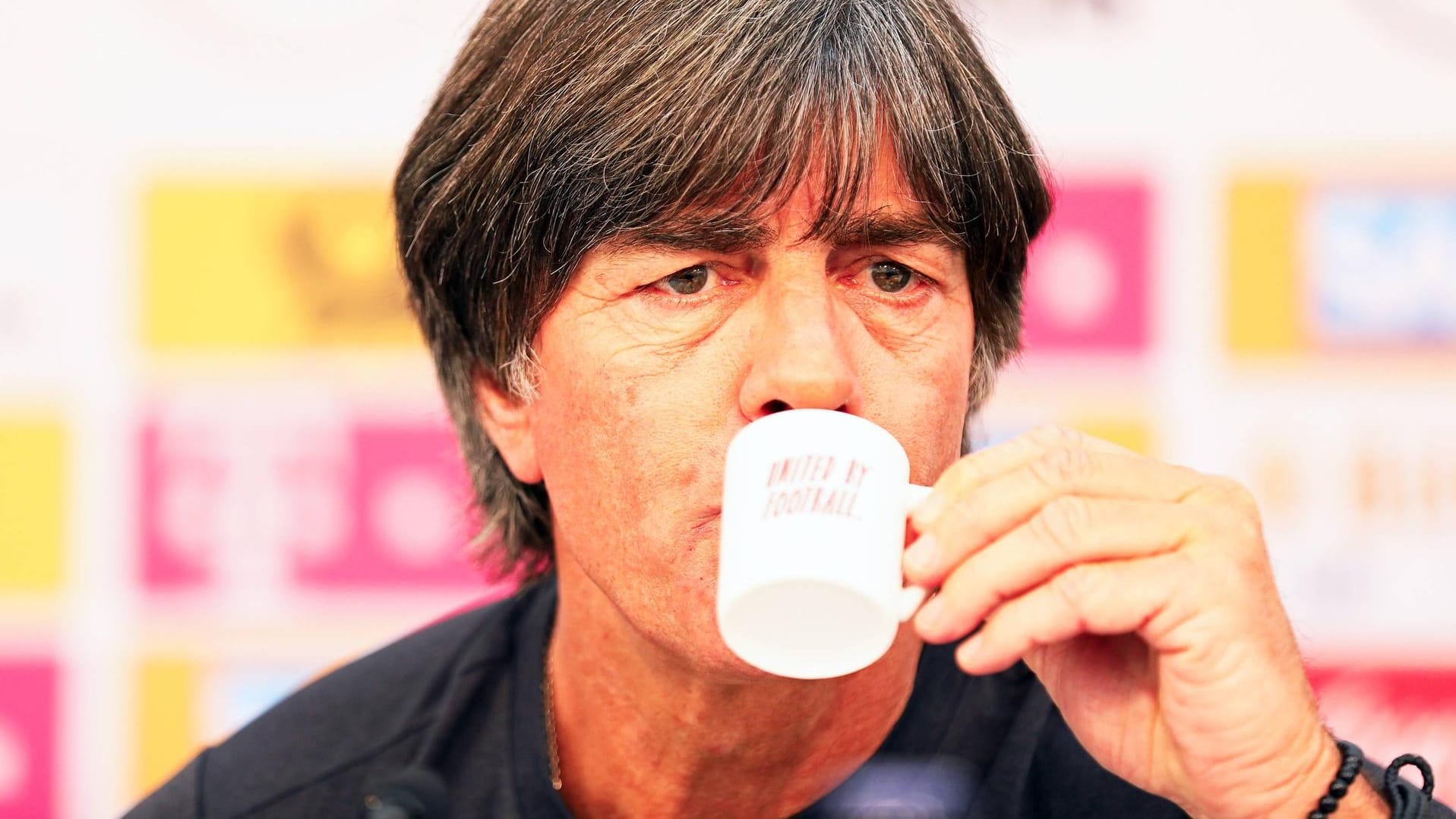 Entspannter Bundestrainer: Während der Pressekonferenz in Eppan schlürfte Joachim Löw einen Espresso.