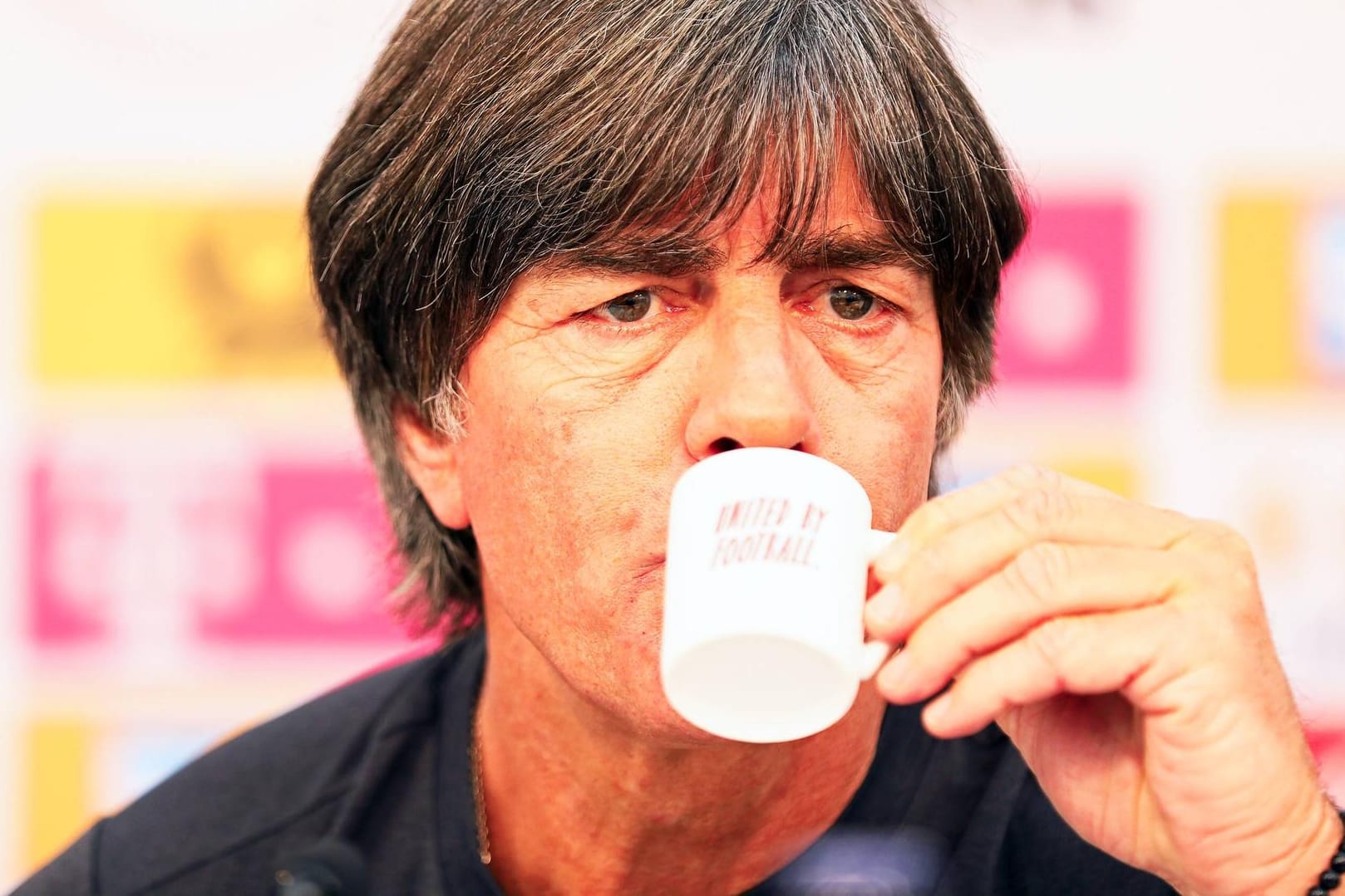 Entspannter Bundestrainer: Während der Pressekonferenz in Eppan schlürfte Joachim Löw einen Espresso.