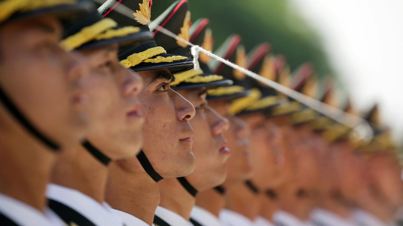 Chinesische Soldaten stehen beim Empfang von Angela Merkel in Peking stramm.