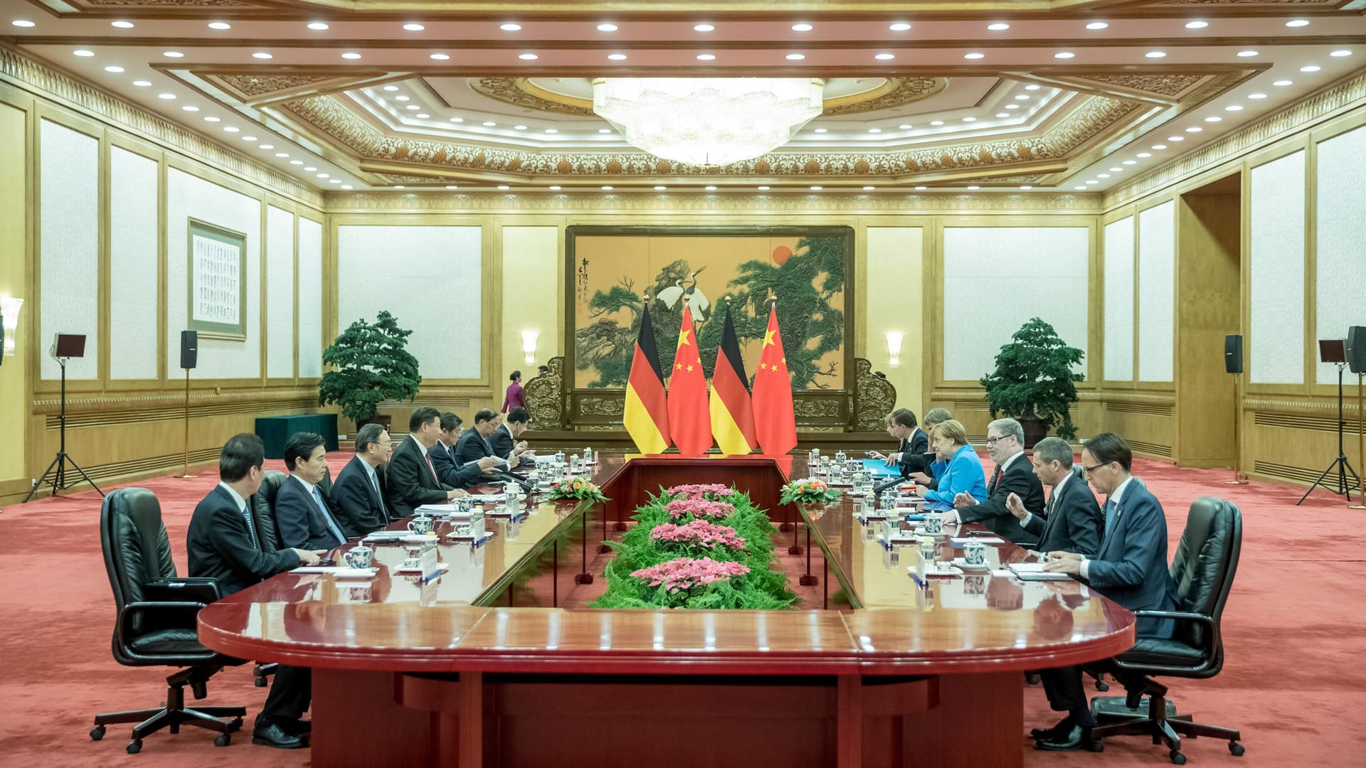 Bundeskanzlerin Angela Merkel (CDU) sitzt gegenüber von Staatspräsident Xi Jinping beim Gespräch in der Großen Halle des Volkes.