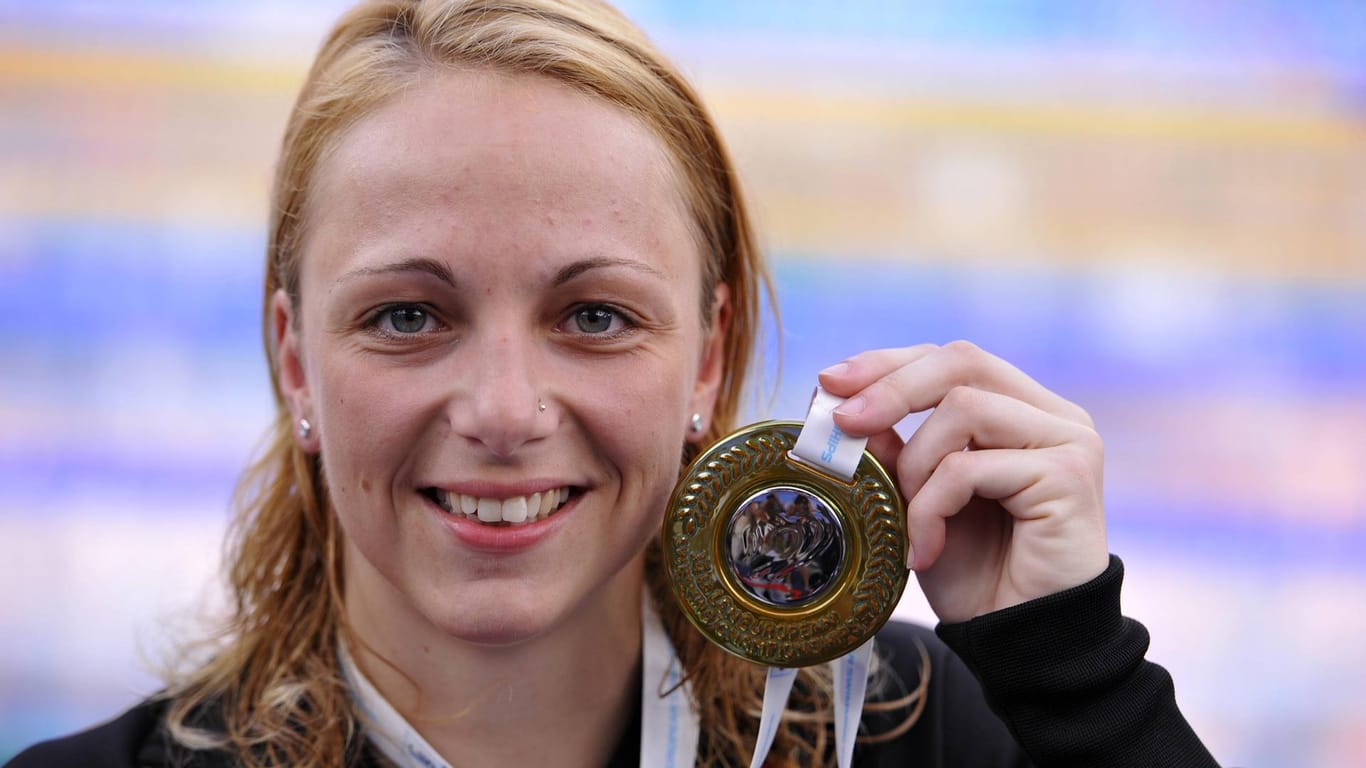 Daniela Samulski 2010, nachdem sie über 50 Meter Rücken den zweiten Platz bei der EM in Budapest erreicht hat.