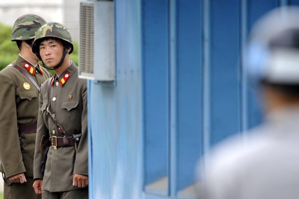 Sichtkontakt: Nordkoreanische Soldaten (im Hintergrund) beobachten im Grenzort Panmunjom einen südkoreanischen Militärangehörigen.
