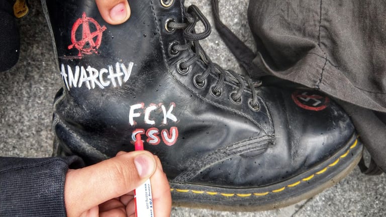 Scharfe Angriffe auf die CSU neben dem Symbol für Anarchismus auf einem Schuh auf einer Demonstration gegen das Polizeiaufgabengesetz in München: Die Kritiker verurteilen das Gesetz heftig.