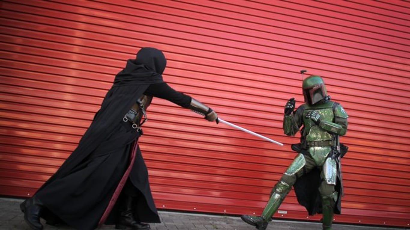 Kostümierte Star-Wars-Fans: Boba Fett (r) und Darth Revan liefern sich ein Duell.