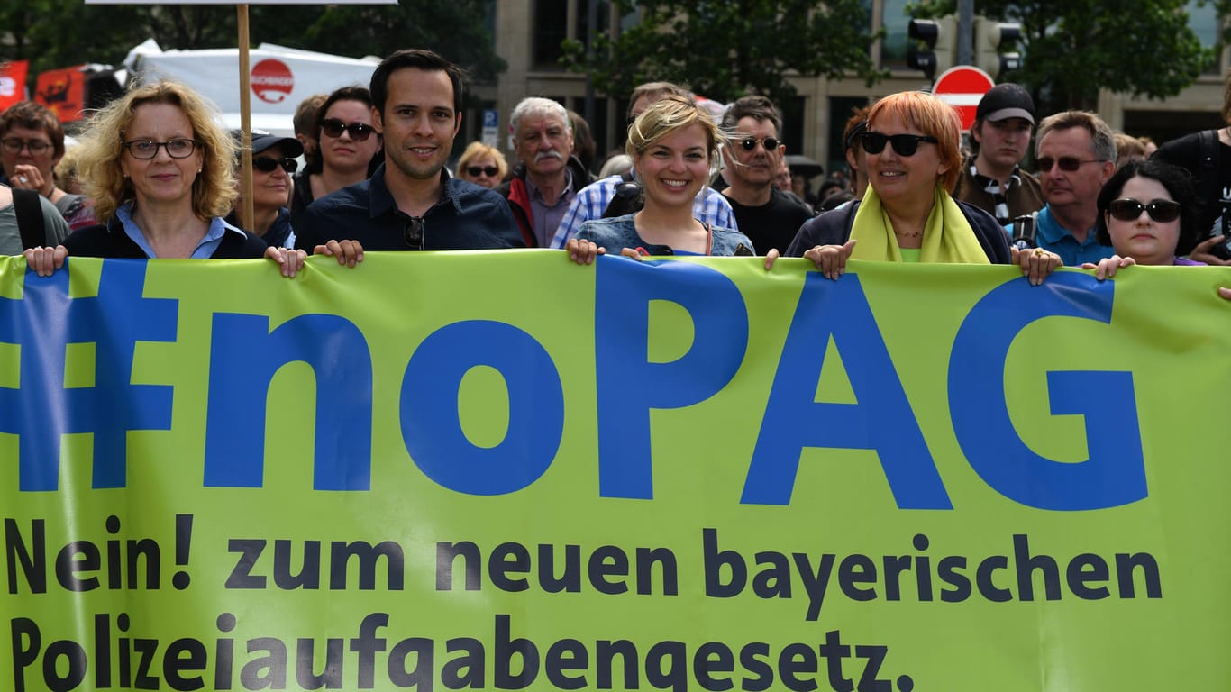Die Politiker Natascha Kohnen (SPD, l-r), Martin Hagen (FDP), Katharina Schulze (Bündnis 90/Die Grünen) und Claudia Roth (Bündnis 90/Die Grünen) auf einer Demonstration gegen das bayerische Polizeiaufgabengesetz: Schulze hat auch eine Umfrage veröffentlicht.