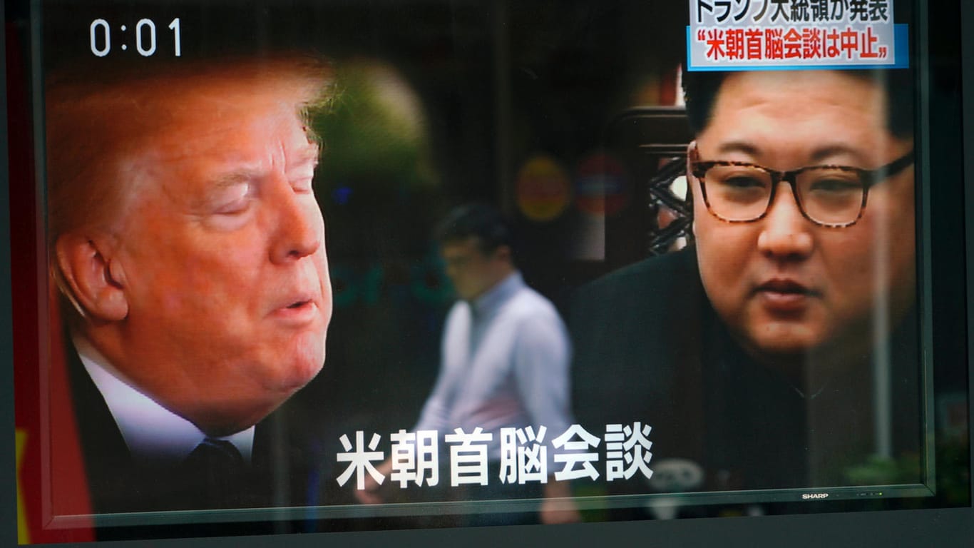 Ein Bildschirm in Tokio zeigt Trump und Kim: Dass die beiden sich zunächst doch nicht treffen werden, rief weltweit Reaktionen hervor.
