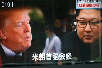 Ein Bildschirm in Tokio zeigt Trump und Kim: Dass die beiden sich zunächst doch nicht treffen werden, rief weltweit Reaktionen hervor.