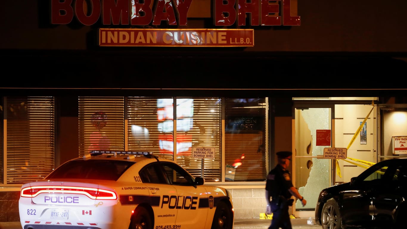 Ein Polizeibeamter vor dem Restaurant: Zwei mutmaßliche Bombenleger flohen nach der Explosion vom Tatort in Kanada.