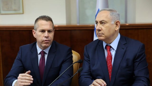 Der Minister für öffentliche Sicherheit, Gilad Erdan (l), und Israels Ministerpräsident Benjamin Netanjahu in Jerusalem. Der Minister für öffentliche Sicherheit, Gilad Erdan (l), und Israels Ministerpräsident Benjamin Netanjahu in Jerusalem.