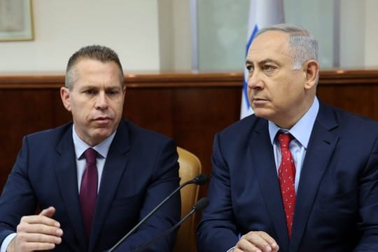 Der Minister für öffentliche Sicherheit, Gilad Erdan (l), und Israels Ministerpräsident Benjamin Netanjahu in Jerusalem.