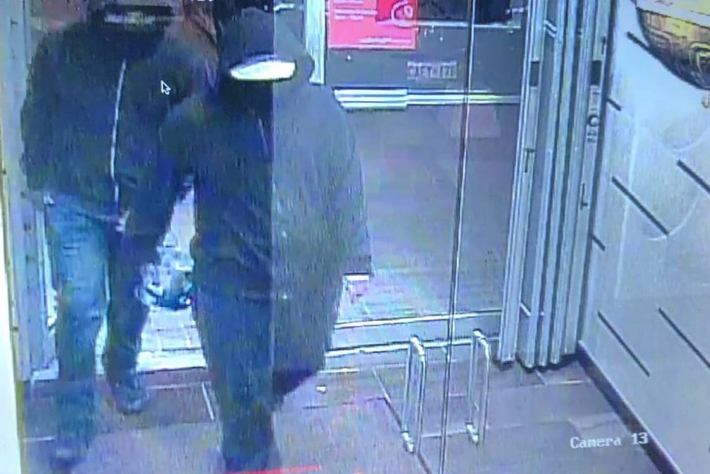 Die zwei mutmaßlichen Bombenleger: Mit diesem Bild einer Überwachungskamera fahndet die Polizei nach den Verdächtigen.