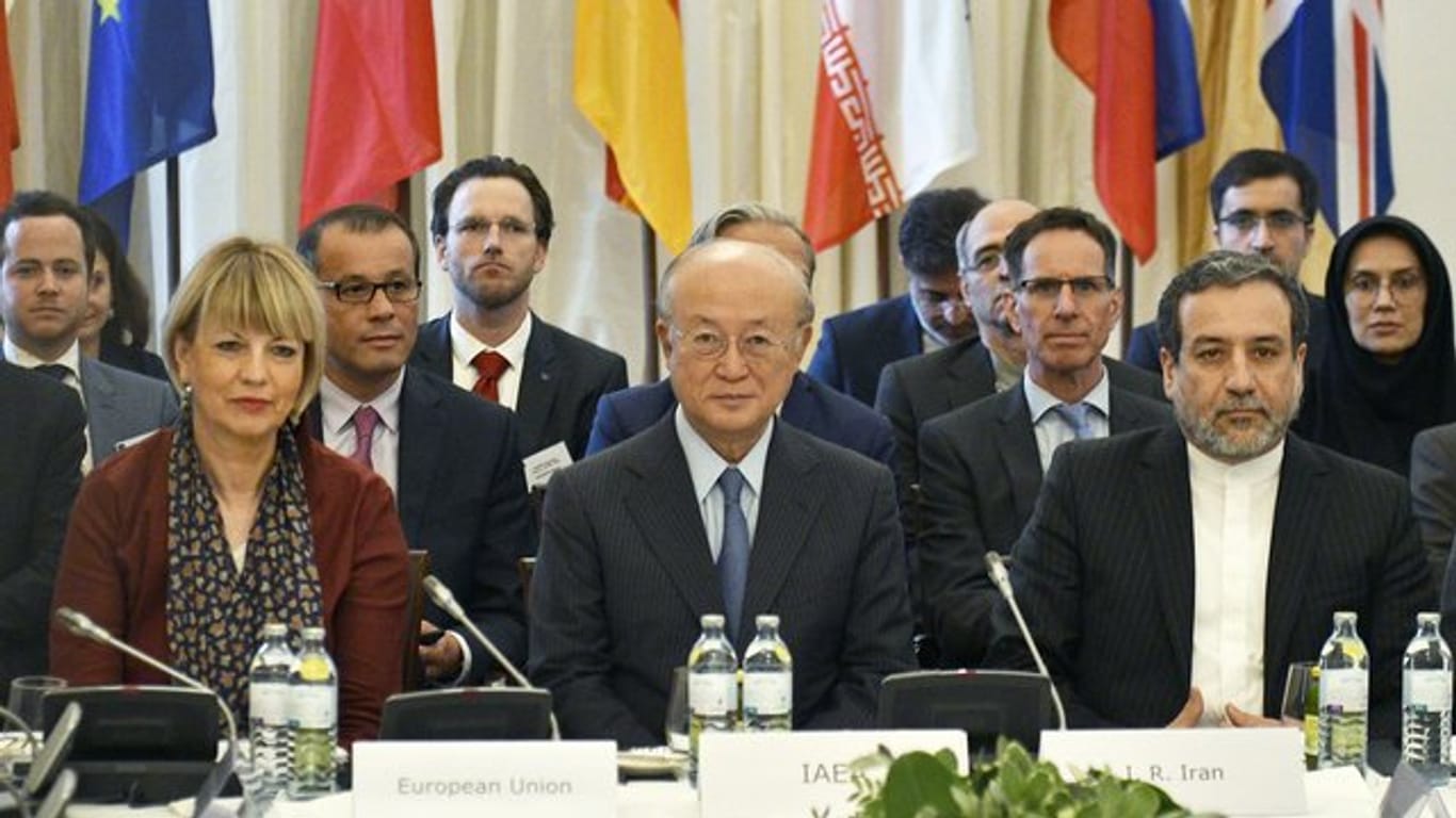 IAEO-Generaldirektor Yukiya Amano zwischen der EAD-Generalsekretärin Helga Schmid dem iranischen Vize-Außenminister Abbas Araghchi in Wien.