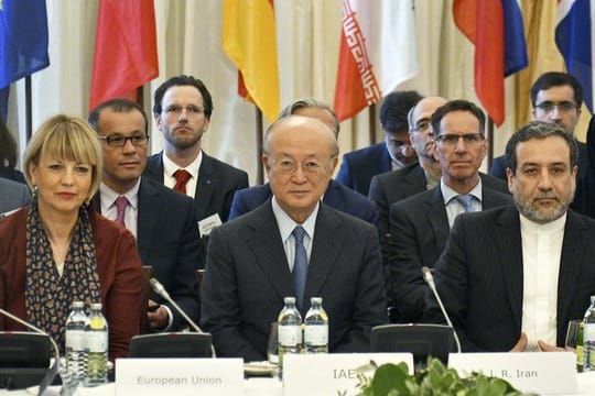 IAEO-Generaldirektor Yukiya Amano zwischen der EAD-Generalsekretärin Helga Schmid dem iranischen Vize-Außenminister Abbas Araghchi in Wien.