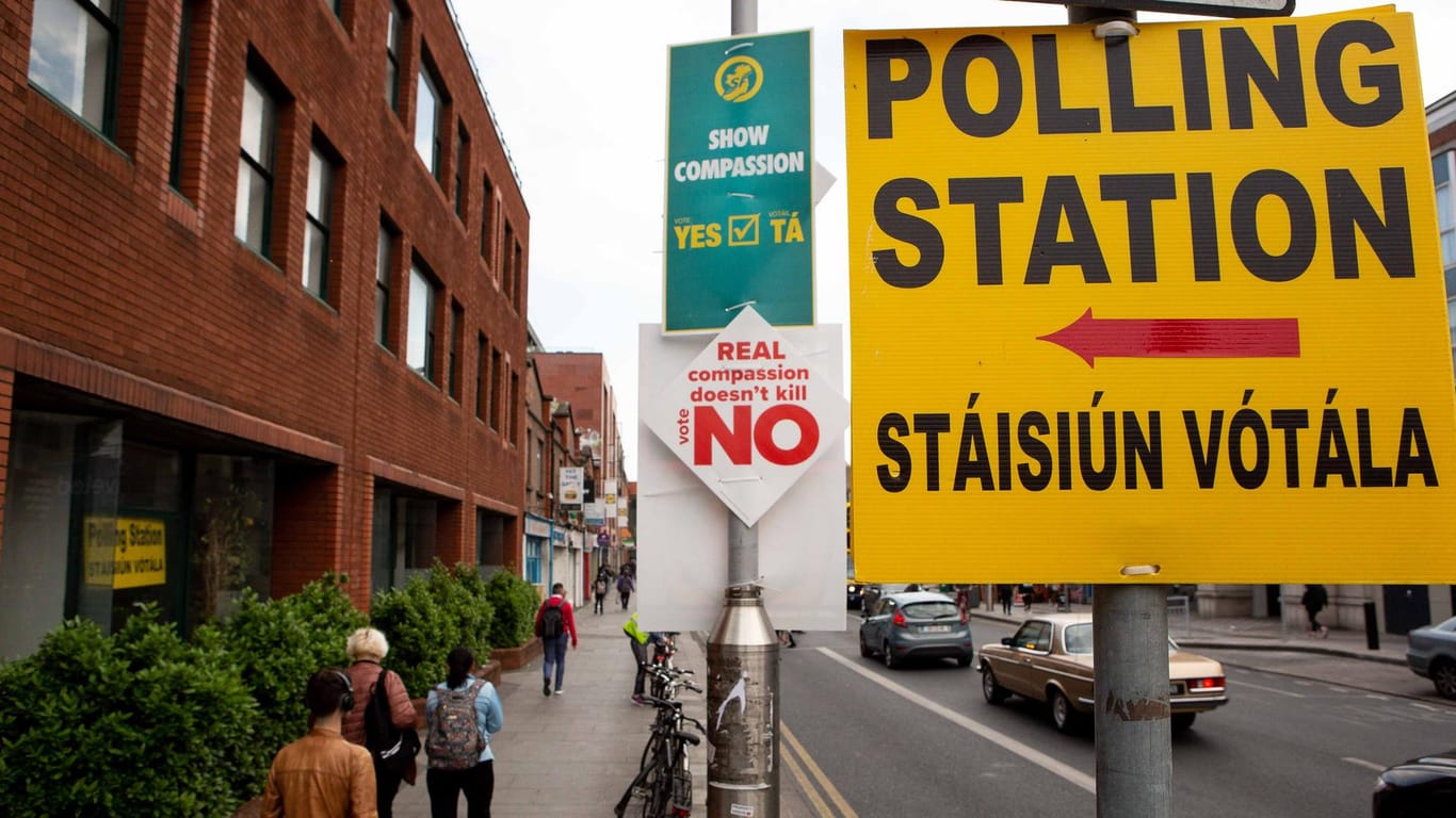 Der Hinweis auf ein Wahlokal und Plakate sind in der Innenstadt von Dublin zu sehen: Die Iren stimmen über die Legalisierung von Schwangerschaftsabbrüchen ab.