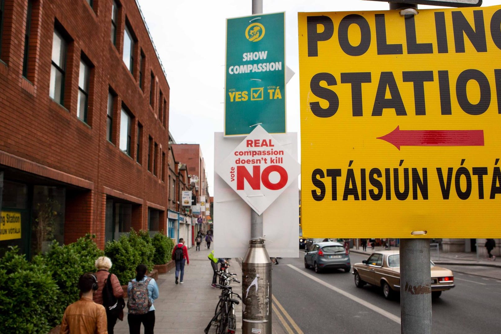 Der Hinweis auf ein Wahlokal und Plakate sind in der Innenstadt von Dublin zu sehen: Die Iren stimmen über die Legalisierung von Schwangerschaftsabbrüchen ab.