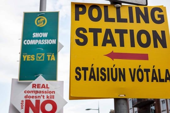 Ein Schild weist in Dublin den Weg zu einem Wahllokal.