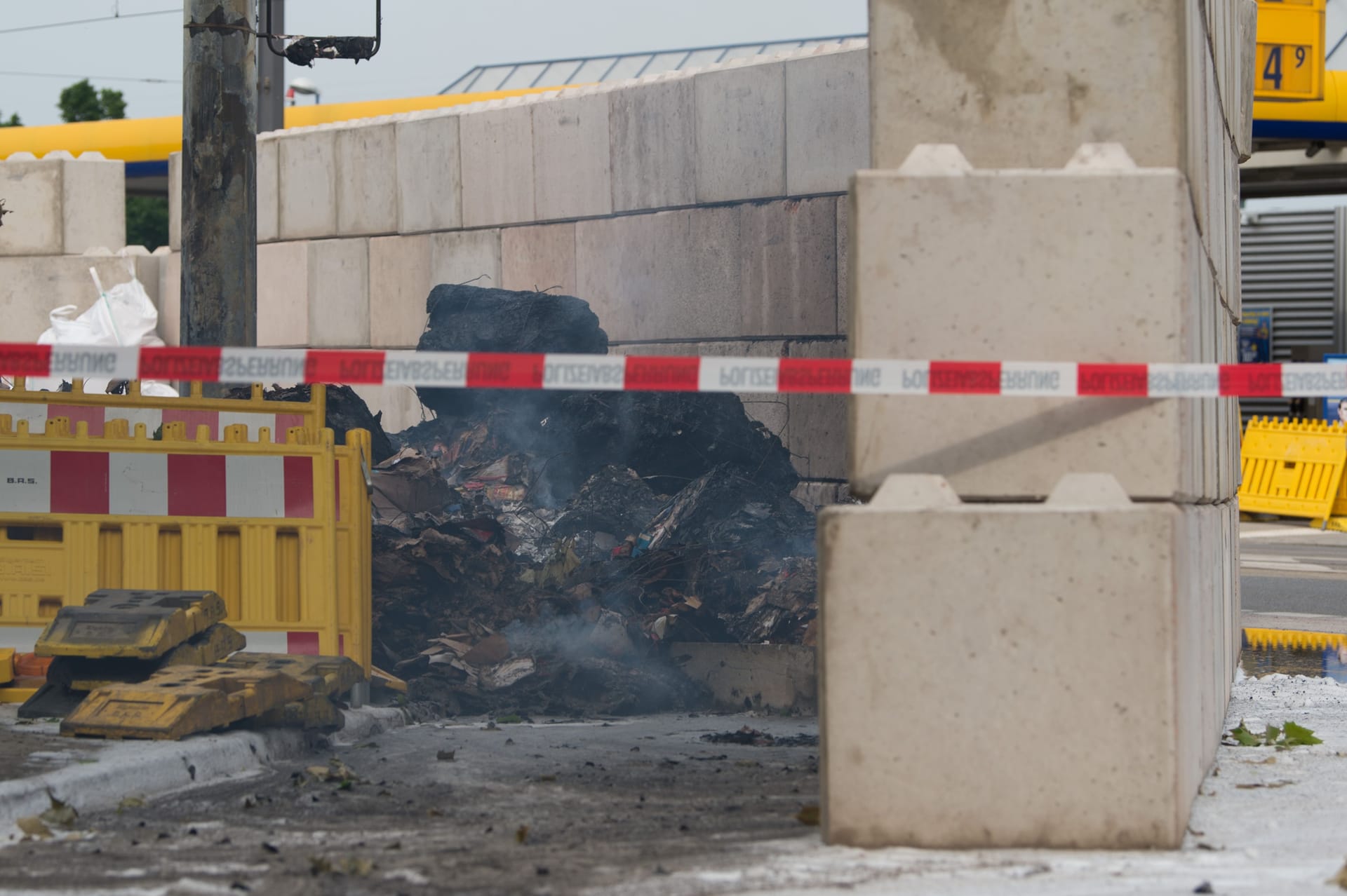 Qualm dringt aus Überresten von Dämmmaterial am Fundort der Weltkriegsbombe in Dresden.