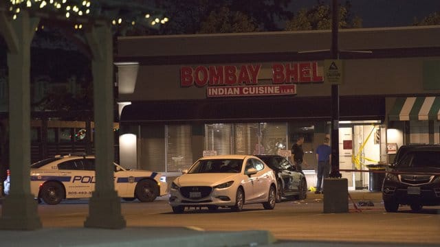 Polizisten stehen nach der Explosion vor dem indischen Restaurant in Mississauga. Polizisten stehen nach der Explosion vor dem indischen Restaurant in Mississauga.