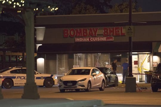 Polizisten stehen nach der Explosion vor dem indischen Restaurant in Mississauga.