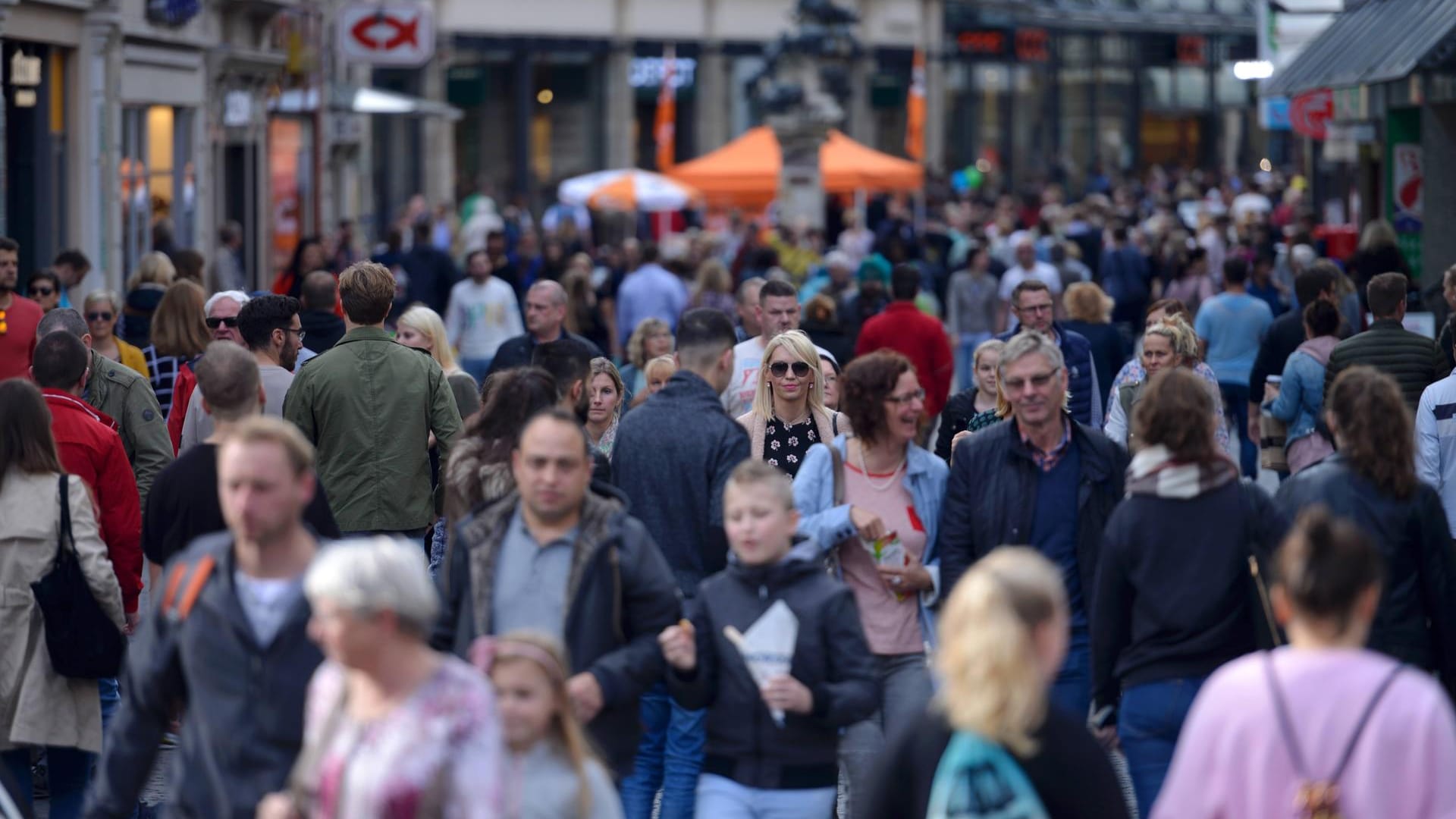 Passanten in Braunschweig: Der demografische Wandel betrifft nicht nur die heutigen Rentner.