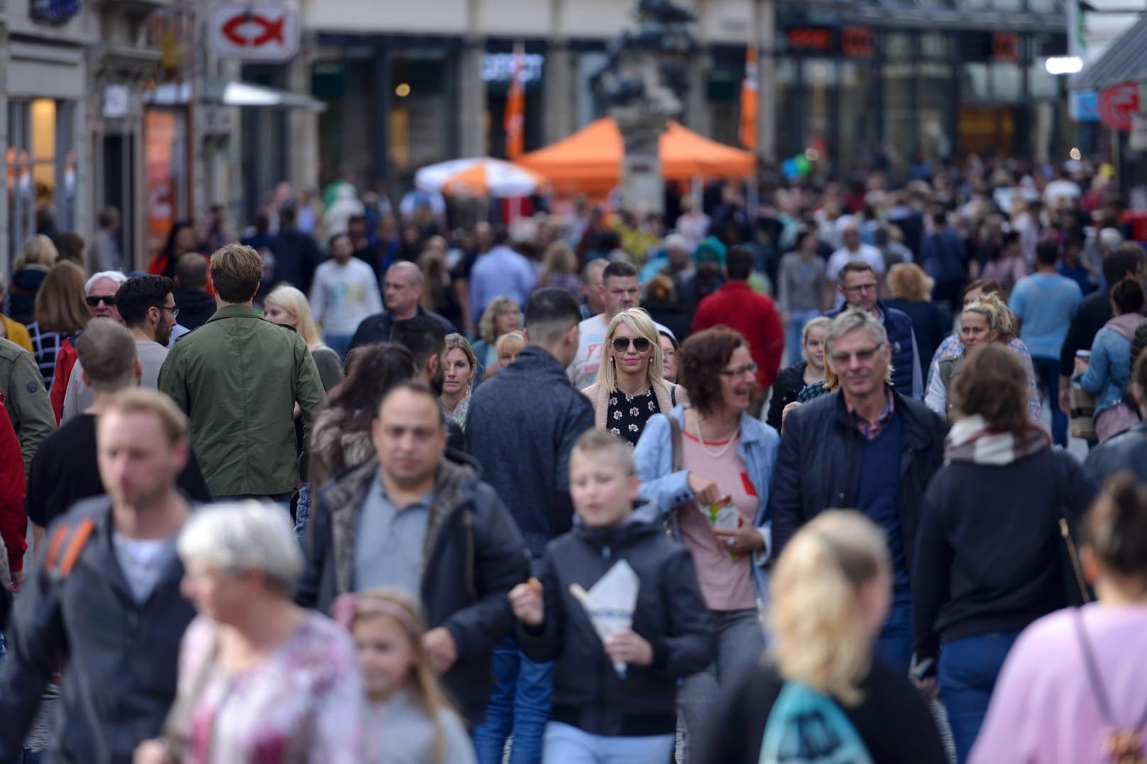 Passanten in Braunschweig: Der demografische Wandel betrifft nicht nur die heutigen Rentner.