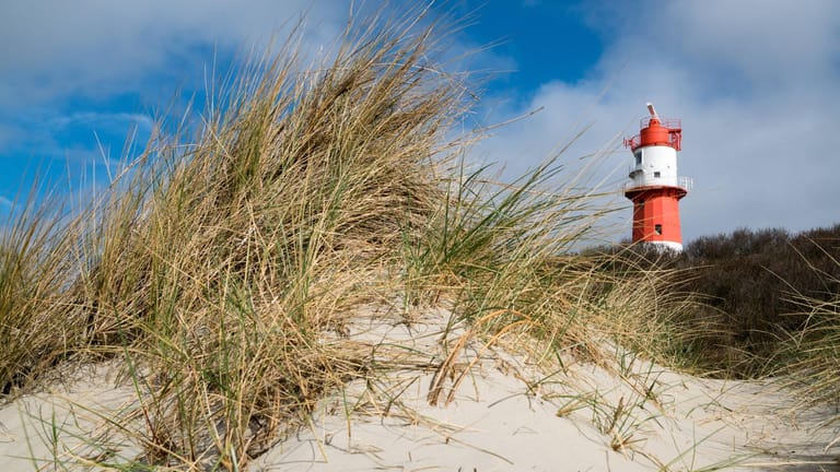 Der Elektrische Leuchtturm in Borkum: Er steht an der Westseite der Insel und bedient eine klischeehaft schöne Nordsee-Romantik.