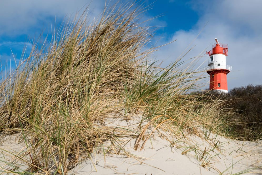 Der Elektrische Leuchtturm in Borkum: Er steht an der Westseite der Insel und bedient eine klischeehaft schöne Nordsee-Romantik.
