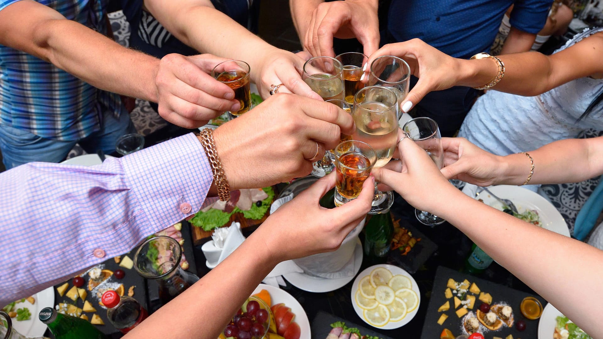 Feiern: Besonders Wodka wird in Russland in großen Mengen getrunken.