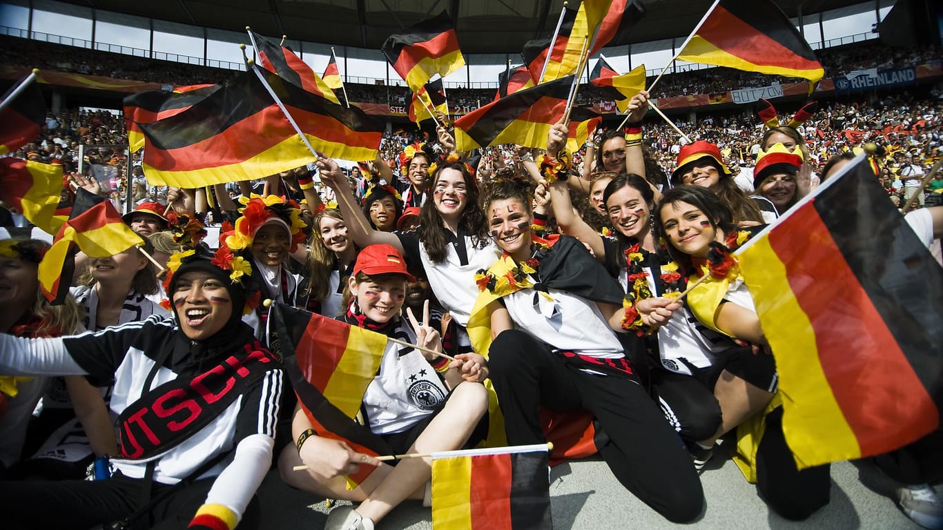 Fans der deutschen DFB-Elf: Nirgends würde sie lieber leben, schreibt Kolumnistin Lamya Kaddor.
