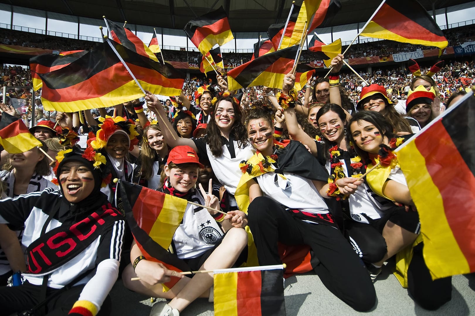 Fans der deutschen DFB-Elf: Nirgends würde sie lieber leben, schreibt Kolumnistin Lamya Kaddor.