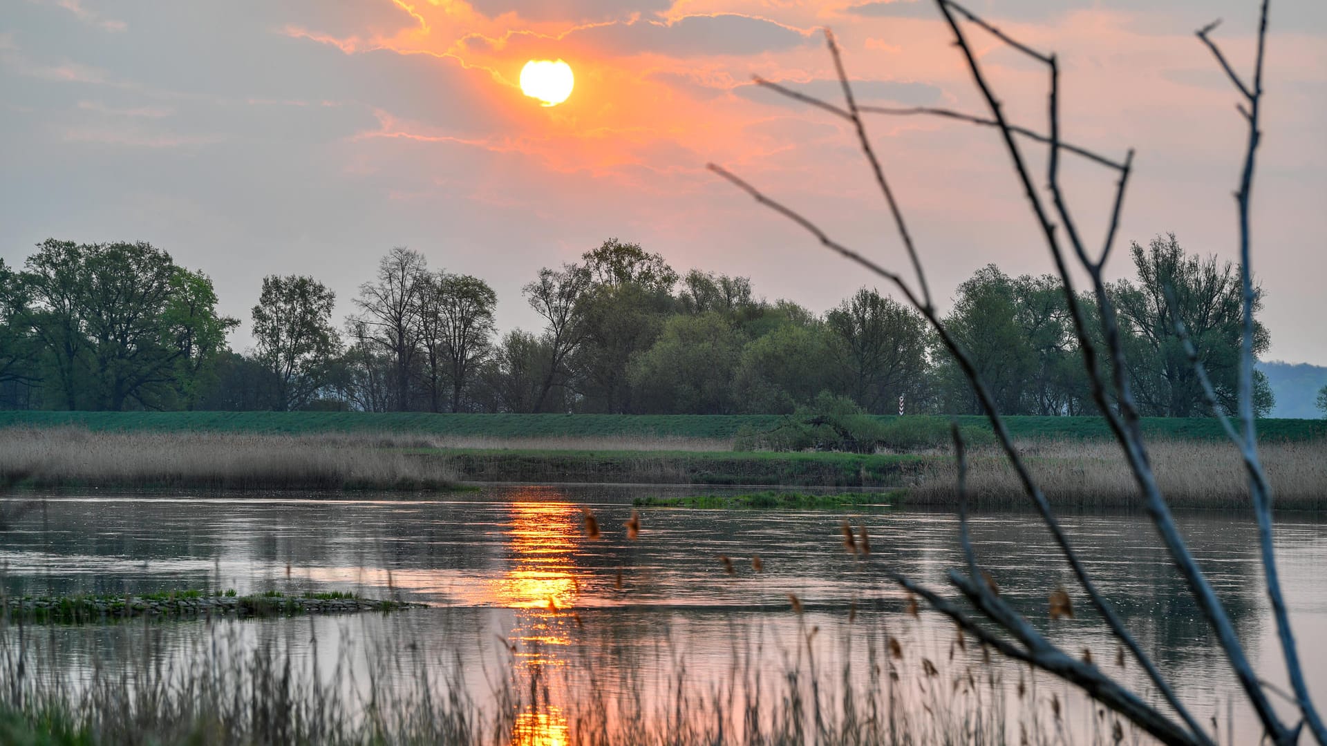 Sonnenaufgang über der Oder: Deutschland bietet nicht nur in Brandenburg Orte der Erholung.