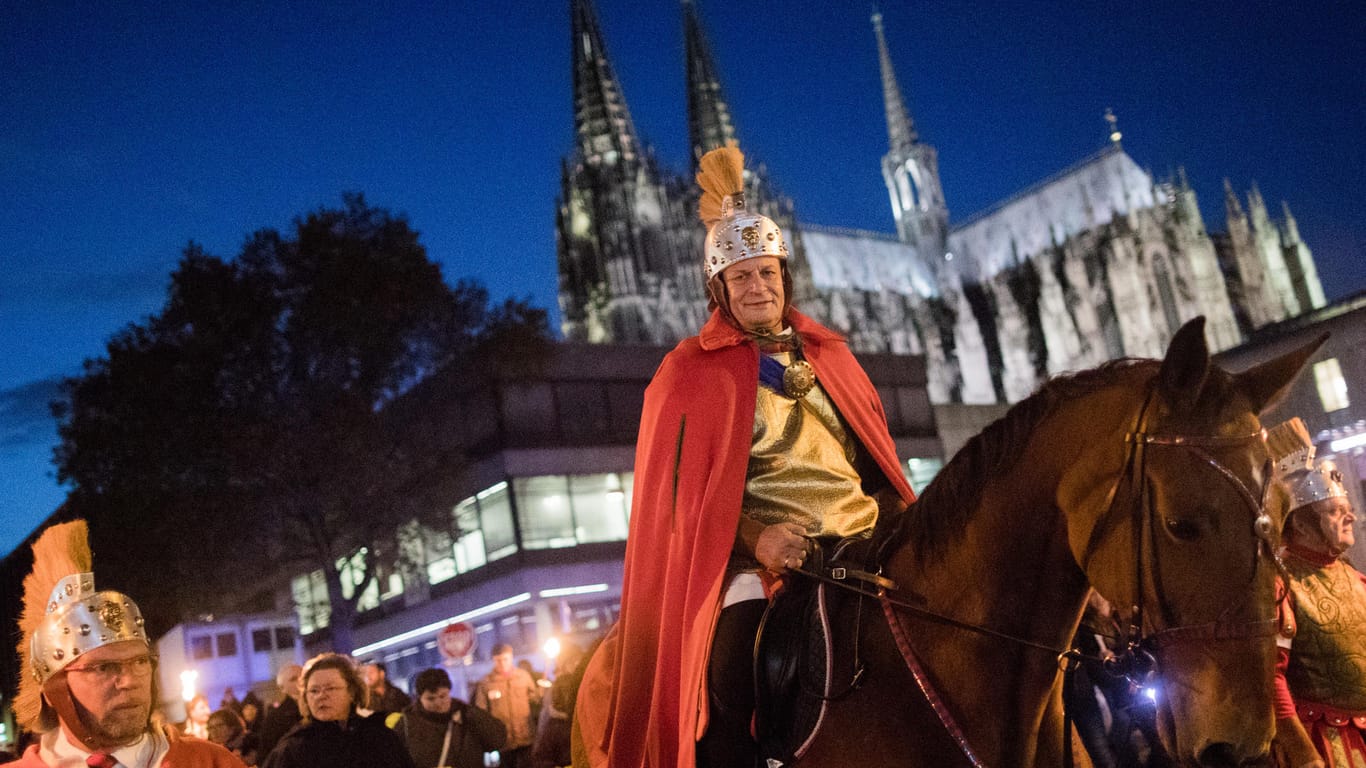 Sankt Martin vor dem Kölner Dom: Die Rheinische Tradition der Martinszüge soll immaterielles Weltkulturerbe der Unesco in Deutschland werden.