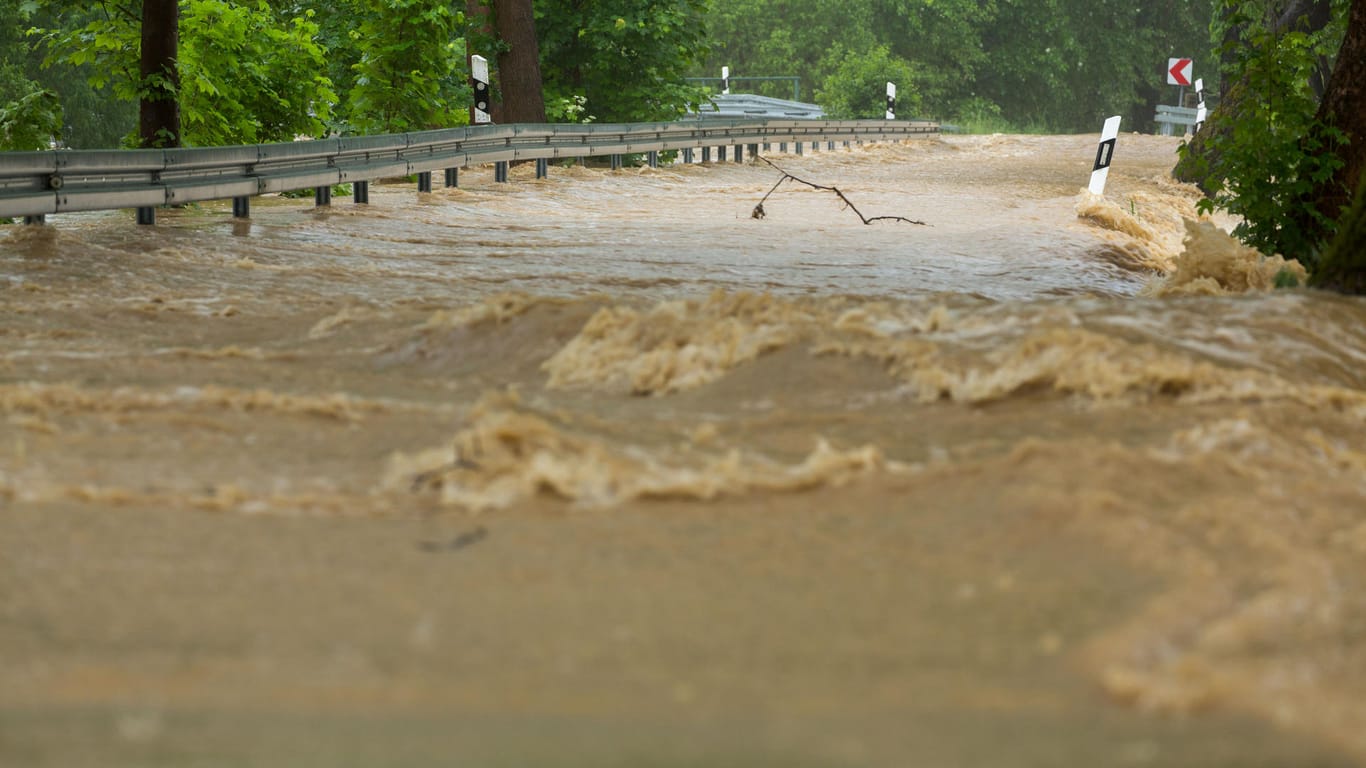 Wassermassen überfluten nach starken Regenfällen Straßen im Vogtland: Lage im Vogtland entspannt sich nur langsam und die Feuerwehr ist weiterhin im Dauereinsatz.
