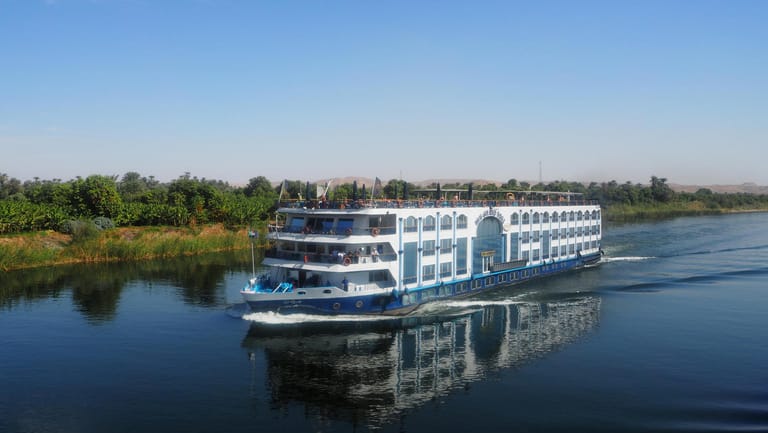 Ein typisches Kreuzfahrtschiff auf dem Nil, hier zwischen Luxor und Assuan auf Tour.