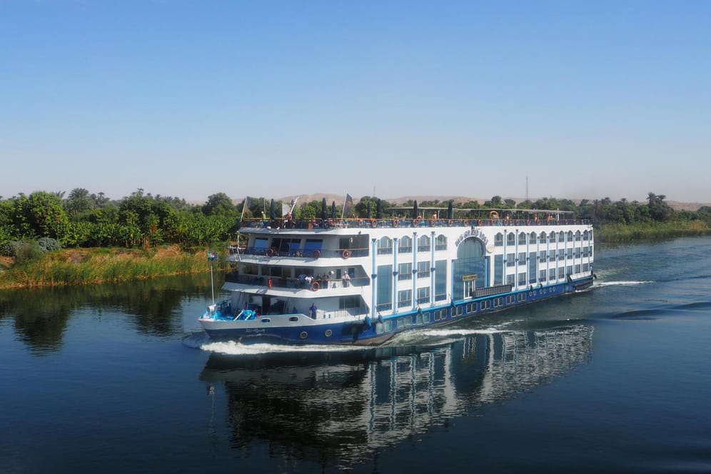 Ein typisches Kreuzfahrtschiff auf dem Nil, hier zwischen Luxor und Assuan auf Tour.