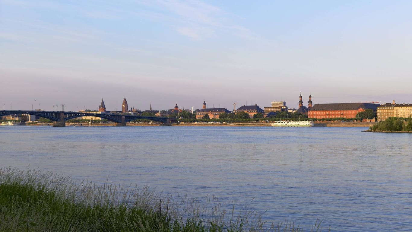Das Rheinufer in Mainz: Der tote Senior wurde auf Höhe des Rathauses gefunden.