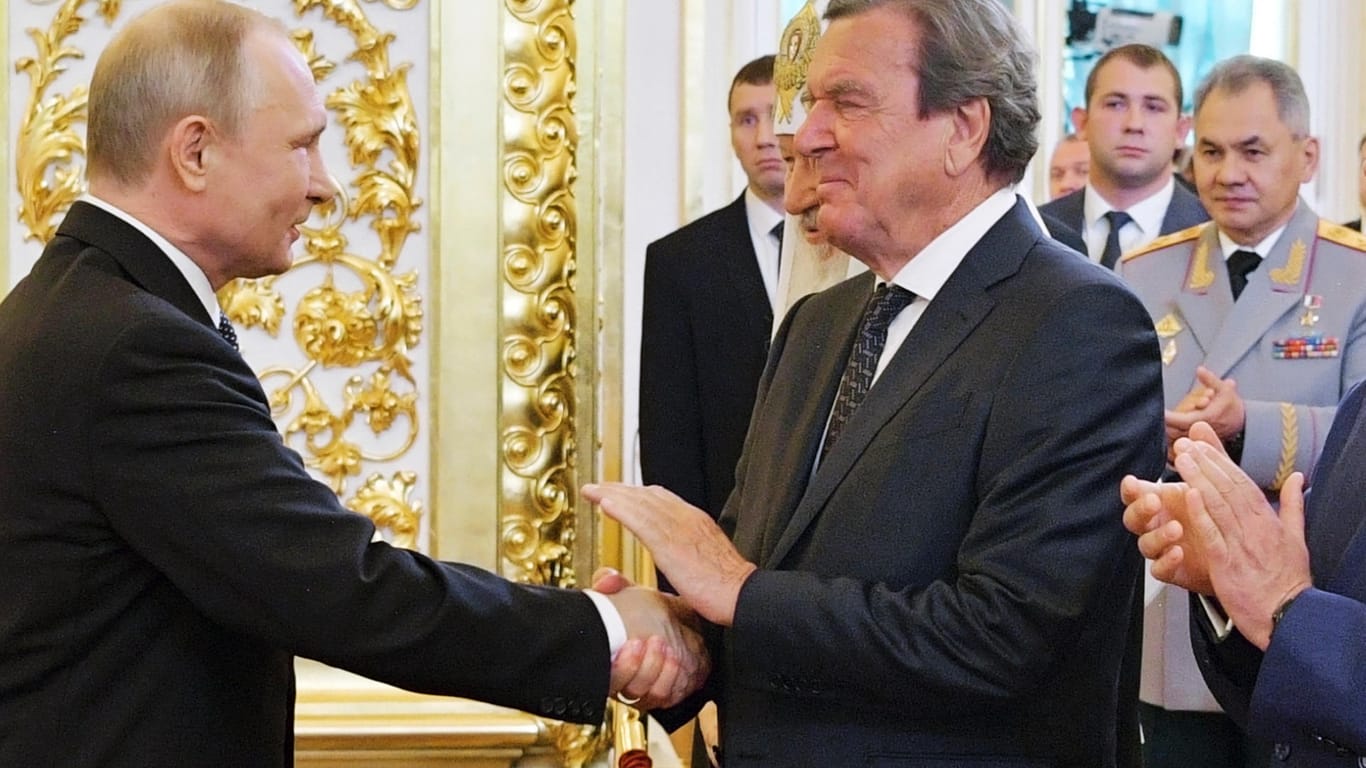 Schröder (r.) mit Russlands Präsident Putin: Nach seiner Zeit als Bundeskanzler wurde Schröder Aufsichtsratsvorsitzender beim russischen Energieriesen Rosneft.