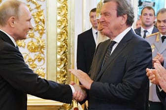Schröder (r.) mit Russlands Präsident Putin: Nach seiner Zeit als Bundeskanzler wurde Schröder Aufsichtsratsvorsitzender beim russischen Energieriesen Rosneft.