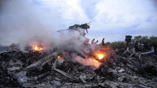 Brennende Trümmer nach dem Abschuss der Malaysia-Airlines-Maschine. Brennende Trümmer nach dem Abschuss der Malaysia-Airlines-Maschine.