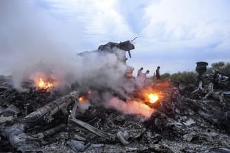 Brennende Trümmer nach dem Abschuss der Malaysia-Airlines-Maschine.