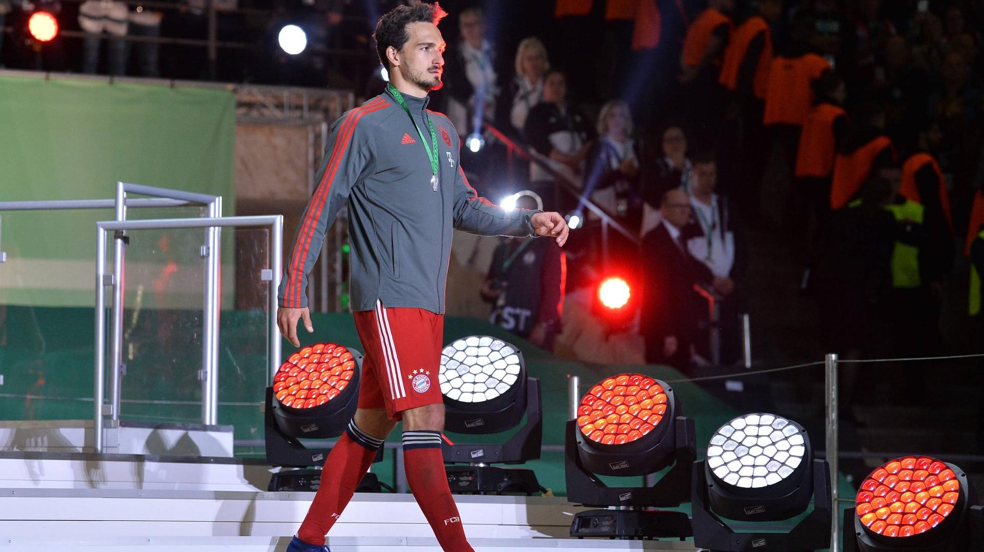 Kontroverse beim DFB-Pokalendspiel: Nachdem er die Medaillen für den zweiten Platz erhielt, verließ Mats Hummels umgehend den Innenraum des Olympiastadions.