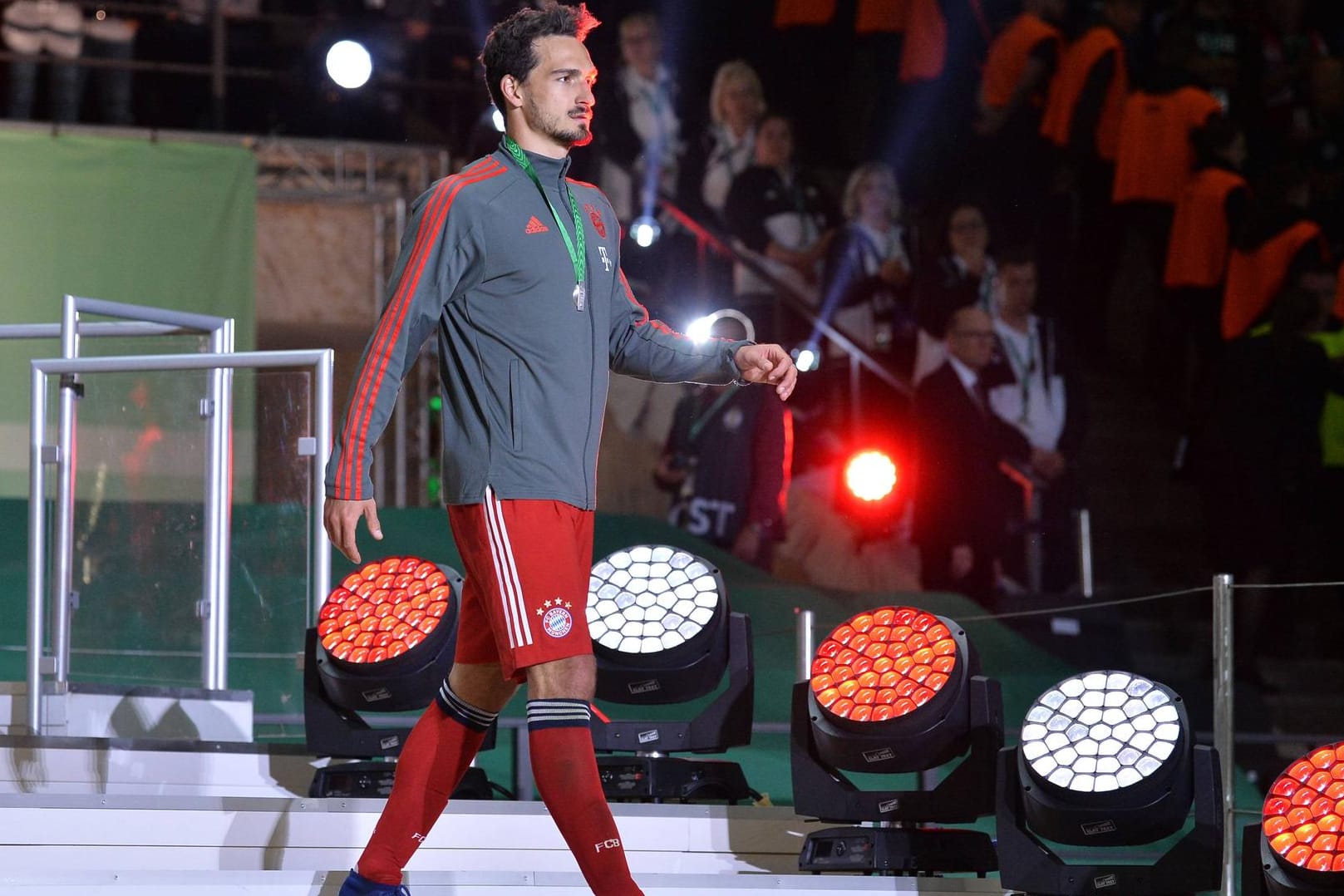 Kontroverse beim DFB-Pokalendspiel: Nachdem er die Medaillen für den zweiten Platz erhielt, verließ Mats Hummels umgehend den Innenraum des Olympiastadions.