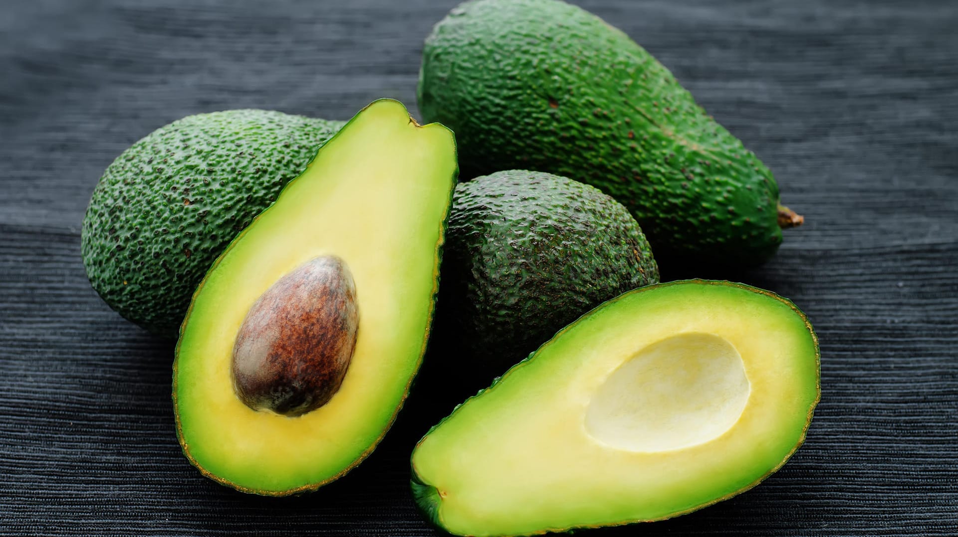 Avocado: Für den Dip benötigen Sie drei reife Avocados.