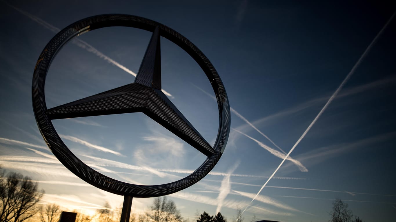 Logo von Mercedes-Benz: Das Kraftfahrt-Bundesamt geht davon aus, dass auch Daimler unzulässige Abschalteinrichtungen eingesetzt hat.