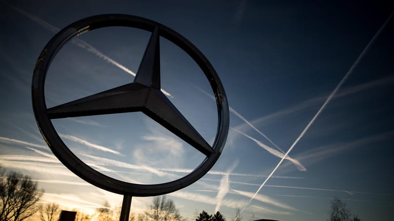 Logo von Mercedes-Benz: Das Kraftfahrt-Bundesamt geht davon aus, dass auch Daimler unzulässige Abschalteinrichtungen eingesetzt hat.