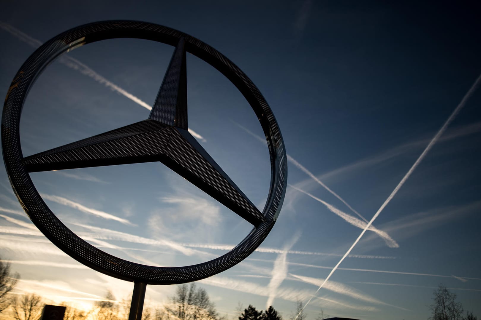 Logo von Mercedes-Benz: Das Kraftfahrt-Bundesamt geht davon aus, dass auch Daimler unzulässige Abschalteinrichtungen eingesetzt hat.