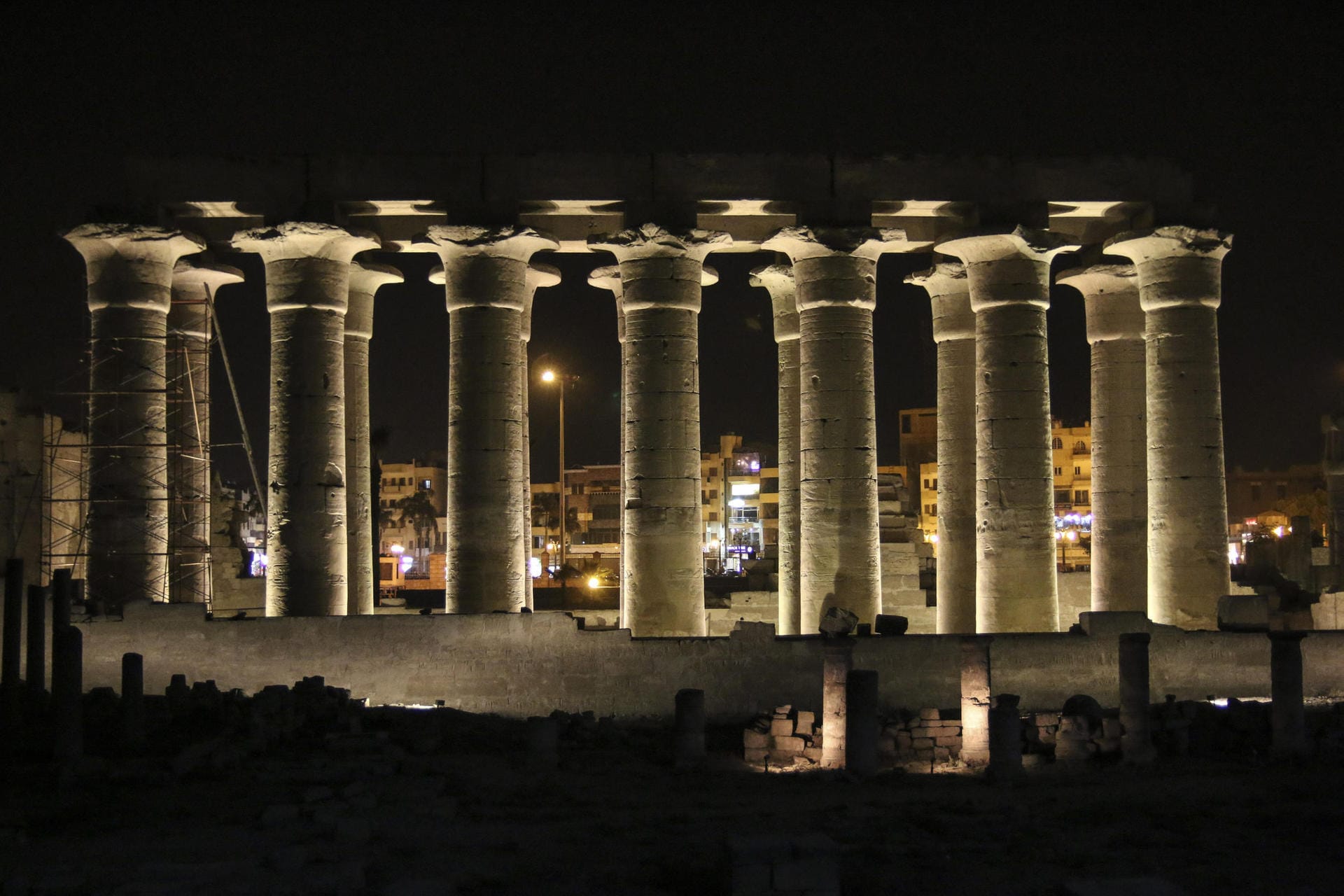 Säulenhalle im weltberühmten Luxor-Tempel bei Nacht.