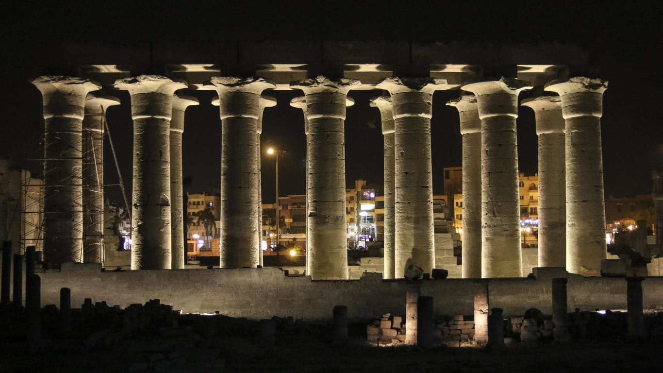 Säulenhalle im weltberühmten Luxor-Tempel bei Nacht.