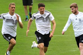 Nils Petersen (v. l.), Mario Gomez und Timo Werner: Die drei Stürmer konkurrieren um einen Platz im WM-Kader.