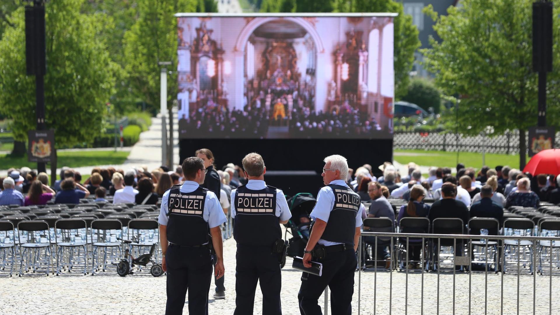 Die Trauerfeier wurde öffentlich übertragen: Mehrere hundert Bürger schauten sich den Gottesdienst auf einer Leinwand an.